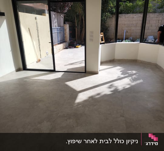 רצפה נקייה עם כלים לניקיון בחוץ